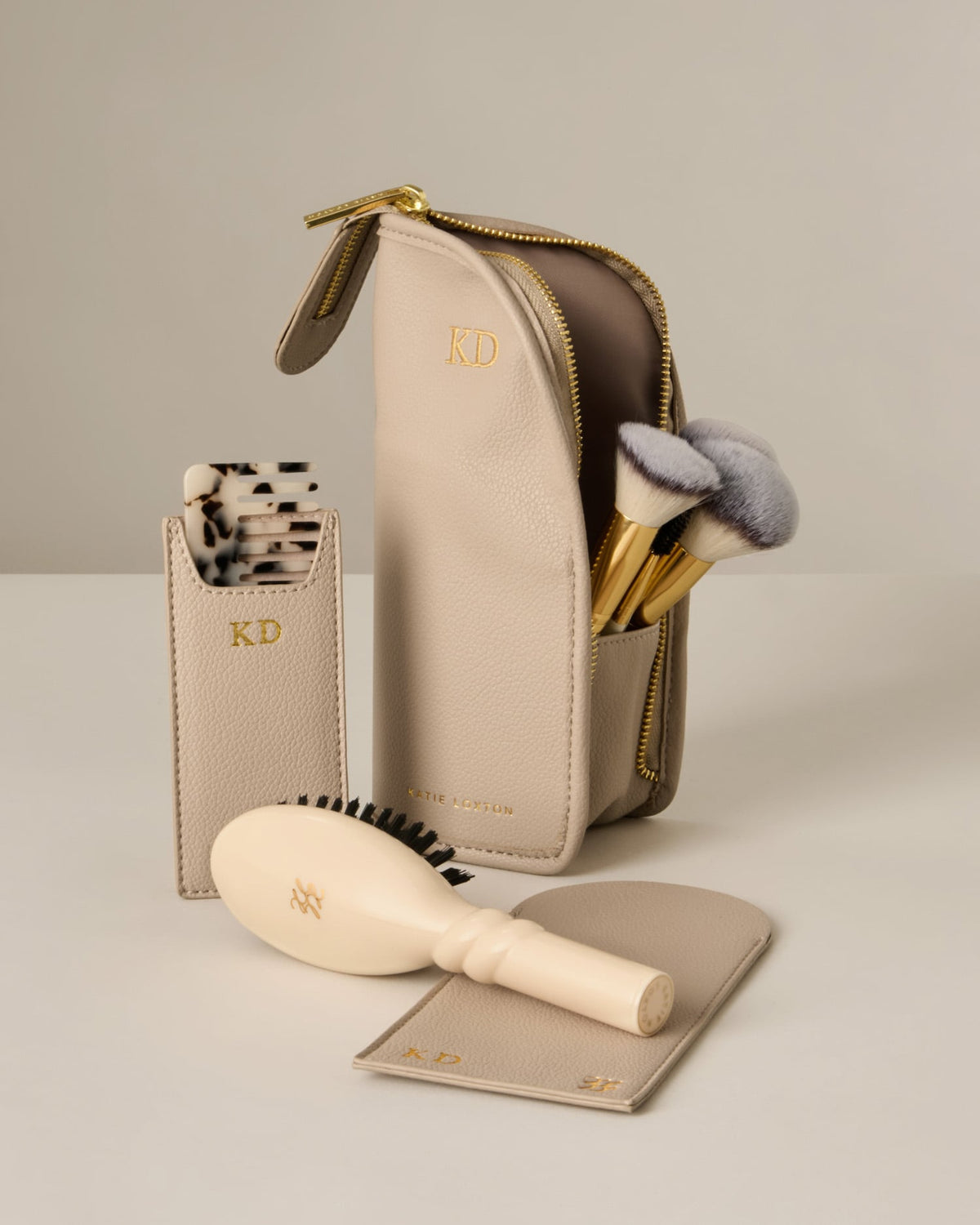 Travel Makeup Brush Set With Case in Off White and Light Taupe