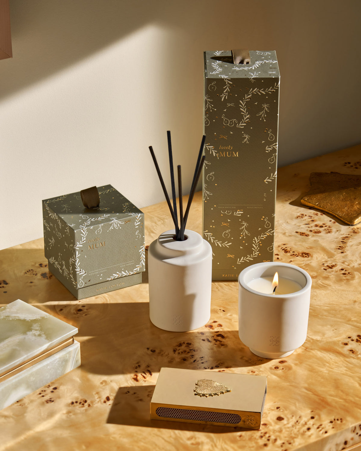 Ceramic Sentiment Candle 'Lovely Mum' in Fresh Fig and Wild Freesia